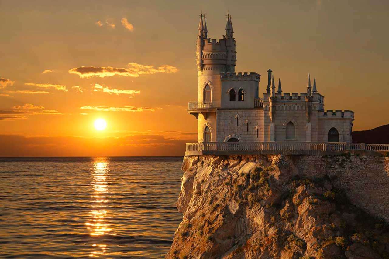 Фотообои в интерьере ласточкино гнездо на закате  9-217 фото