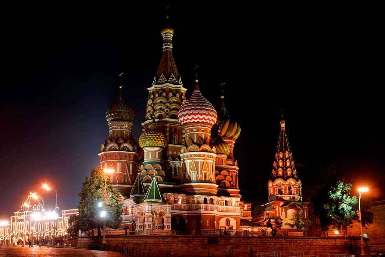 Фотообои в интерьере ночной кремль  4-203 фото
