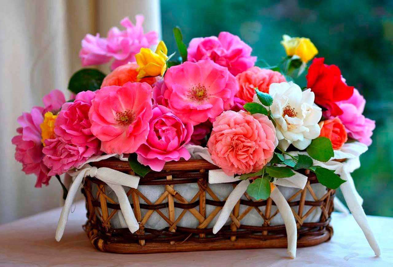 Фотообои в интерьере розовые цветы в корзине  3-191 фото