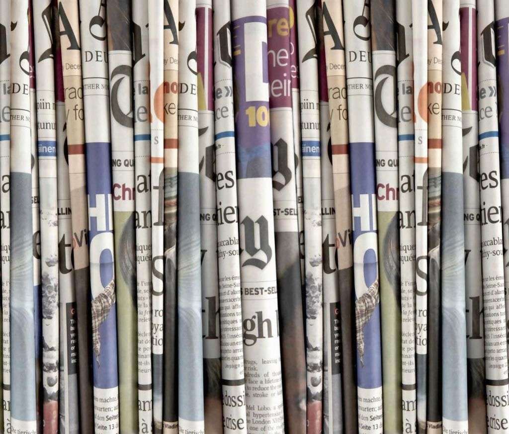 Фотообои в интерьере стопка журналов на полке  9-1437 фото