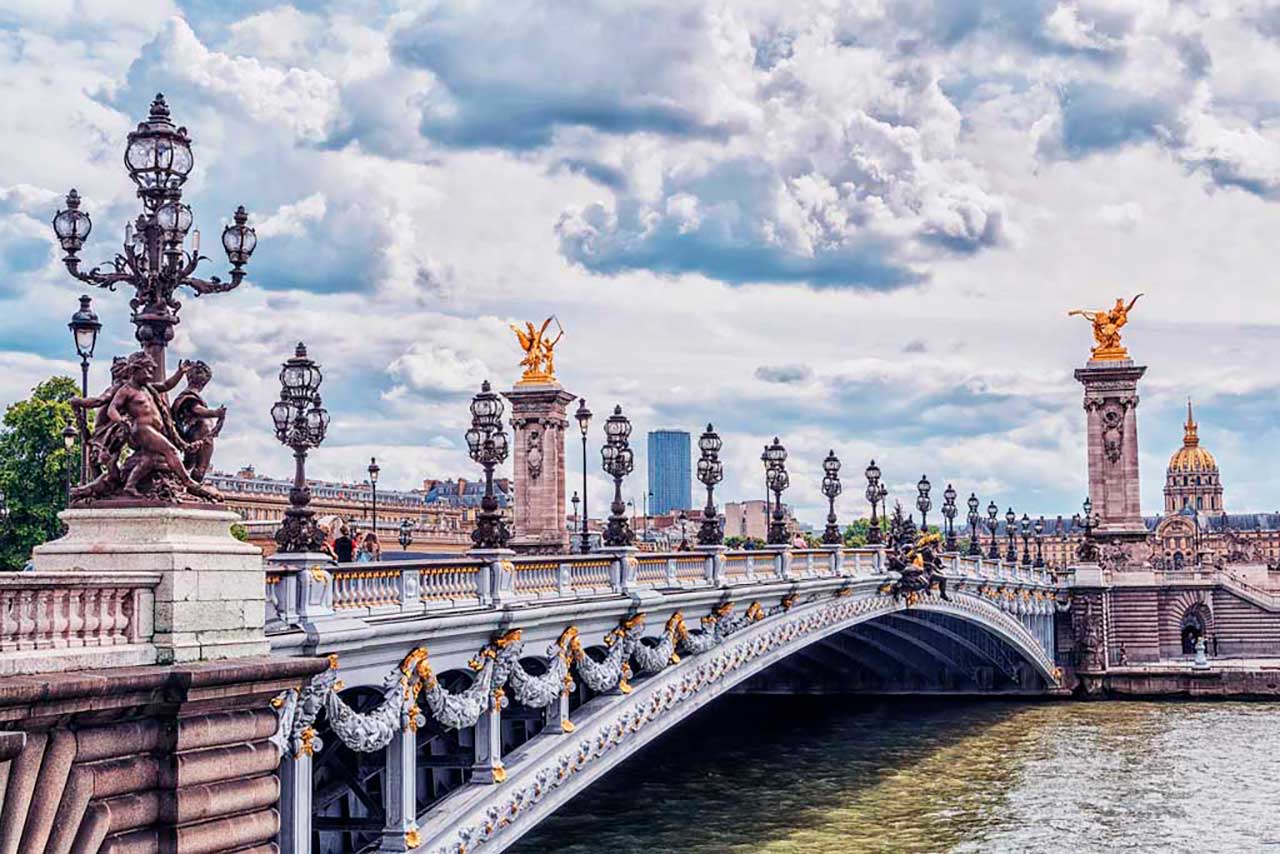 Фотообои в интерьере мост в париже и серое небо  9-769 фото