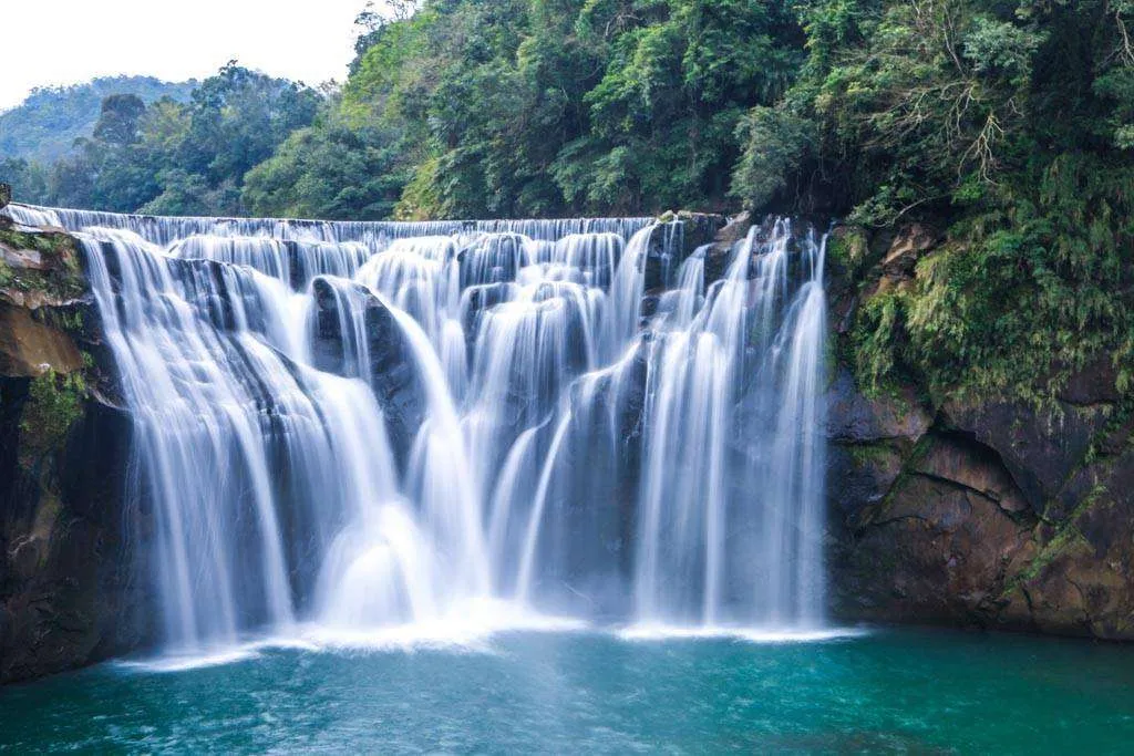 Фотообои в интерьере красивый водопад на тайване  9-887 фото