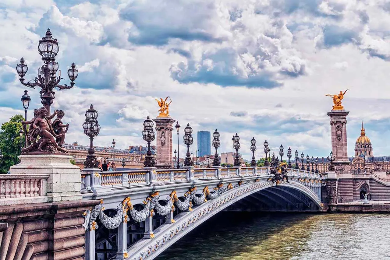 Фотообои в интерьере мост в париже и серое небо  9-769 фото