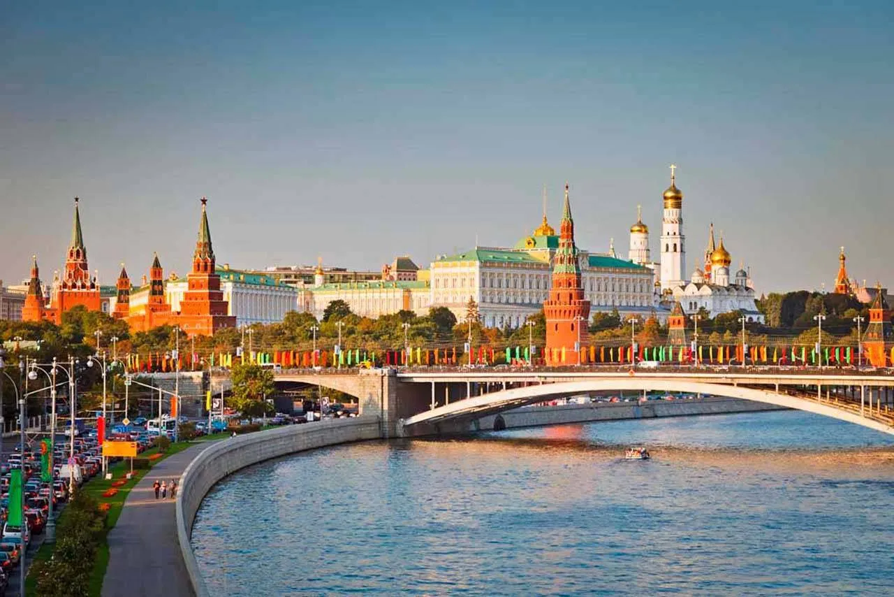 Фотообои в интерьере набережная у кремля  4-272 фото