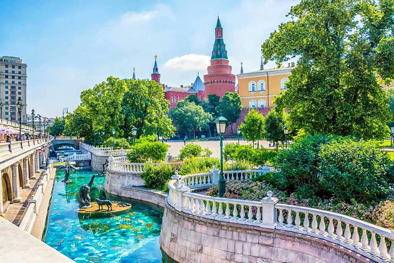 Фотообои в интерьере вид на кремль со стороны канала  9-415 фото