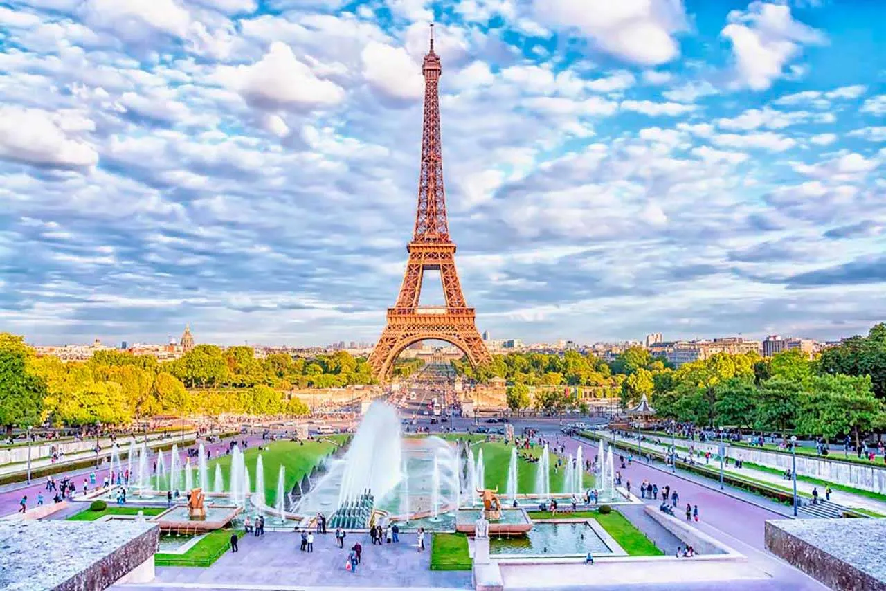 Фотообои в интерьере эйфелева башня, фонтаны и сказочное небо  9-771 фото
