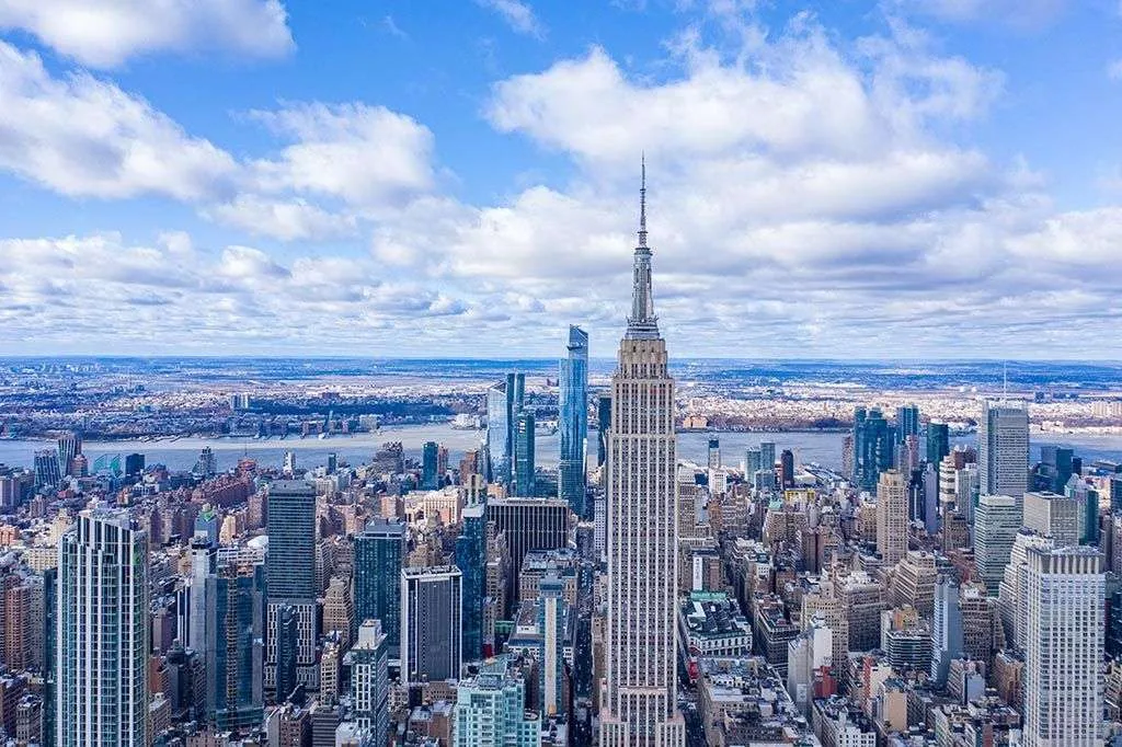 Фотообои в интерьере небоскреб эмпайр-стейт-билдинг  9-1192 фото