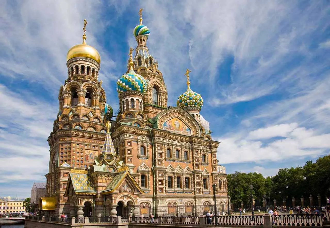 Фотообои в интерьере спас на крови  4-216 фото